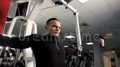 帅哥在健身俱乐部锻炼。 在健身房里燃烧卡路里，健康和健身的健身房理念